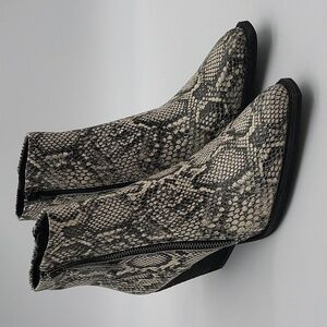 1539- Zodiac Women's Ramona Vegan Ankle Boots Size 7.5 NWT